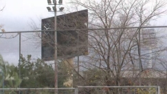 «Σάρωσε» τη Θεσσαλονίκη η κακοκαιρία Bora: Ο φωτεινός πίνακας στο Καυτανζόγλειο στριφογυρίζει ανεξέλεγκτα λόγω των ισχυρών ανέμων (vid)