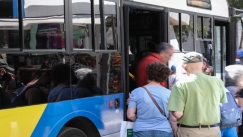 Σημείωμα με οδηγίες σε ελληνικό λεωφορείο έγινε viral για όλους τους λάθος λόγους και «έκαψε» τους παρουσιαστές του Action24 (vid)