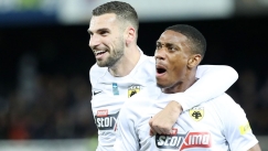 Οι Μαρσιάλ και Μήτογλου πανηγυρίζουν το γκολ με ΟΦΗ