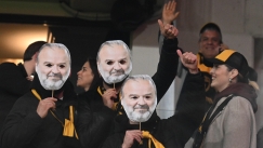 Η στιγμή με τις μάσκες του Ηλιόπουλου