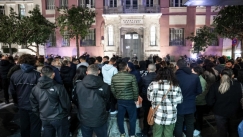 Στη φυλακή η μητέρα και ο πατριός του 3χρονου που βασανίστηκε στο Ηράκλειο: Υπό «πολιορκία» τα δικαστήρια από οργισμένους πολίτες 