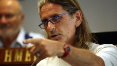 Η στιγμή που η κρότου - λάμψης των ΜΑΤ βρίσκει τον φωτορεπόρτερ Μάριο Λώλο στο κεφάλι (vid)