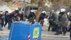 Ο Μάριος Λώλος για την επίθεση των ΜΑΤ στη συγκέντρωση στο Σύνταγμα: «Απρόκλητα πέταξαν κρότους λάμψης, η μία έπεσε στο κεφάλι μου»