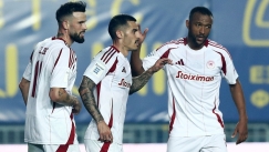 Τσικίνιο και Ελ Καμπί πανηγυρίζουν το γκολ του Ολυμπιακού στο Αγρίνιο