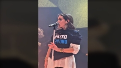 Με μπλουζάκι για τα Τέμπη η Μποφίλιου στη σκηνή: «Καμία συγκάλυψη, να μη ξεχαστεί αυτή η δολοφονία» (vid)