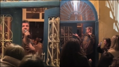 Υπέροχη κίνηση από τον Δεληβοριά: Βγήκε από το μαγαζί για να τραγουδήσει σε όσους έμειναν απέξω (vid)