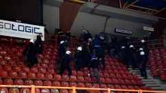 Τράπερ ήταν ο δράστης που κλώτσησε και έριξε αστυνομικό στις κερκίδες στο Προμηθέας - ΑΕΚ