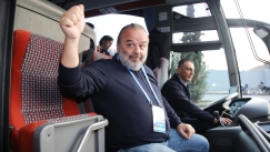 Ο Μάριος Ηλιόπουλος με το πούλμαν της ΑΕΚ στην Τούμπα