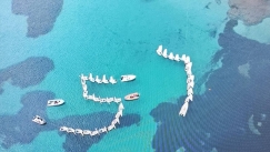 Ιστιοπλόοι με τα σκάφη τους σχημάτισαν το 57, τιμώντας τη μνήμη των θυμάτων στα Τέμπη