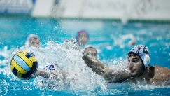 O Στάθης Καλογερόπουλος με το σκουφάκι της Βουλιαγμένης 