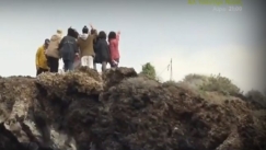 Γκρουπ ανόητων Κινέζων τουριστών παρέμειναν στη Σαντορίνη και έβγαζαν σέλφι στην άκρη του γκρεμού (vid)