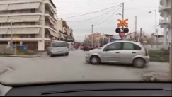 Δύο χρόνια μετά και όλα είναι τόσο ίδια: Οδηγοί στη Λάρισα έκαναν ζιγκ-ζαγκ για να περάσουν σιδηροδρομική διάβαση (vid)