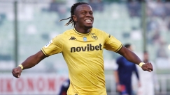 Ο Μεντίλ πανηγυρίζει το γκολ του επί της Athens Kallithea