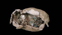 Αρχαιολόγος ανακάλυψε μια πανάρχαια κρύπτη με εκατοντάδες ασημένια νομίσματα: «Μια τέλεια χρονοκάψουλα»