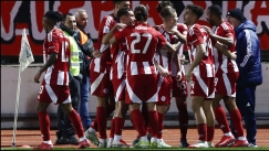 Παίκτες Ολυμπιακού πανηγυρίζουν