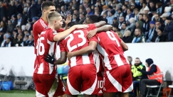 Παίκτες του Ολυμπιακού πανηγυρίζουν