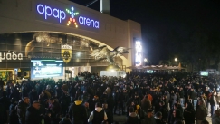Οι οπαδοί της ΑΕΚ έξω από την OPAP Arena