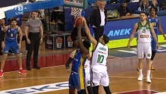 Ο Σλούκας ρίχνει τάπα στον Κόφι