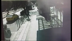 Βίντεο ντοκουμέντο από την δράση του οδηγού ταξί με τις τραπεζικές κάρτες: Η στιγμή που κλέβει και παρασύρει πελάτη για να ξεφύγει