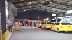 Ταξιτζήδες πλακώθηκαν στα ΚΤΕΛ για μια κούρσα για το αεροδρόμιο (vid)