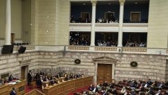 Εισβολή στη Βουλή με τρικάκια και φωνές: «Συμβαίνουν αυτά», ανέφερε ο Κυριάκος Μητσοτάκης (vid)