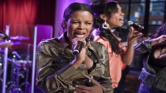 Διάσημη τραγουδίστρια μένει 3 χρόνια σε αυτοκίνητο: «Ανακαλύπτω τον εαυτό μου» (vid)