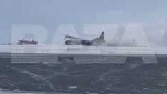 Η στιγμή που αεροπλάνο «σκάει» στο χιόνι: Δεν άνοιξαν οι ρόδες για την προσγείωση (vid)