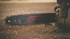 Αδιανόητο περιστατικό στην Πάτρα: Τσακώθηκαν και έβγαλε αλυσοπρίονο για να τον εκφοβίσει 