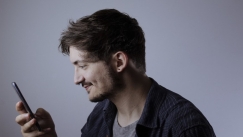 Κι όμως, υπάρχει μια καθημερινή συνήθεια που «αποδεικνύει» ότι είστε εθισμένοι στο τηλέφωνό σας, σύμφωνα με μελέτη