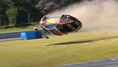 Ατύχημα που «κόβει» την ανάσα – Porsche έκανε τούμπα στον αέρα σε αγώνα (vid)