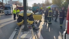 Κατέληξε η επιβάτιδα του ταξί που καρφώθηκε σε κολώνα στην Πειραιώς (vid)