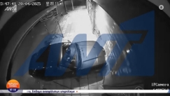 Τρελή πορεία ΙΧ που κατέληξε σε βιτρίνα μαγαζιού: Το παράτησαν και εξαφανίστηκαν (vid)