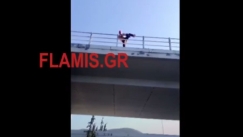 Άνδρας απειλούσε να πέσει από γέφυρα στην Πάτρα: Περαστικός κατάφερε να του αλλάξει γνώμη (vid)