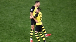 Ο Έρικ Λαμέλα της ΑΕΚ πανηγυρίζει με τον Γκατσίνοβιτς