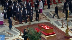 Live από τη μεταφορά του σκηνώματος του πάπα Φραγκίσκου στη Βασιλική του Αγίου Πέτρου