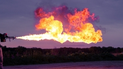 Το έσκασε από το ψυχιατρείο και απείλησε με φλογοβόλο τον γείτονά του