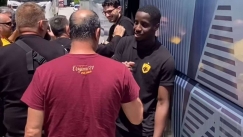 Η ΑΕΚ επέστρεψε στην Ελλάδα και η συνάντηση με οπαδούς της Original