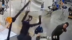 Σοκαριστική σκηνή: Ανθρωποειδές ρομπότ ξεφεύγει από τον έλεγχο και επιτίθεται στους χειριστές του (vid)