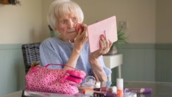 Γιαγιά έγινε viral στα 103 της: TikToker μέσα από οίκο ευγηρίας (vid)