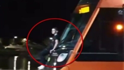Πιτσιρικάς κρεμάστηκε στο πίσω μέρος του τραμ χωρίς να λογαριάζει τον κίνδυνο (vid)