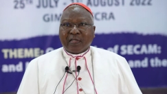 Καρδινάλιος κινδυνεύει να αποκλειστεί από την ψηφοφορία για τον νέο Πάπα: Ο απίθανος λόγος (vids)