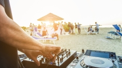 Καλοκαίρι σημαίνει beach party: Το μυστικό που θα κάνει τον ήχο σου κρύσταλλο