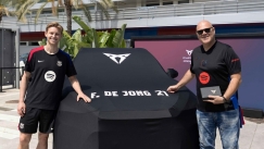 Οι παίκτες της Μπαρτσελόνα παρέλαβαν τα νέα τους CUPRA από τα χέρια φιλάθλων - Γιατί έλειπε ο Γιαμάλ