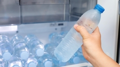 Ξέχνα το air condition: Αυτό είναι το «κόλπο με το μπουκάλι» που χρησιμοποιούν οι Γερμανοί για να δροσίζουν τα σπίτια τους το καλοκαίρι