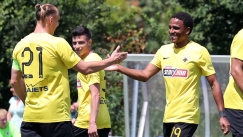 Ο Βίντα πανηγυρίζει με τον Ελίασον στο φιλικό της ΑΕΚ με τη Βέστχοεκ