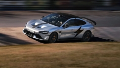Δείτε το ηλεκτρικό supercar της Xiaomi να πιάνει 346 χλμ/ώρα στο Νίρμπουργκρινγκ (vid)