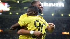 Οι Μουκουντί και Ζίνι της ΑΕΚ πανηγυρίζουν το γκολ με την Ομόνοια