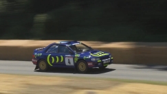 Η κόρη του Κόλιν ΜακΡέι μέσα στο αυτοκίνητο με το οποίο ο πατέρας της έγραψε ιστορία (vid)