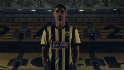 Ο Πέτρος Μάνταλος με τη νέα φανέλα της ΑΕΚ