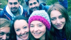 Μία απλή φωτογραφία φίλων έκρυβε μια ανατριχιαστική λεπτομέρεια: Αληθινή ή επεξεργασμένη;